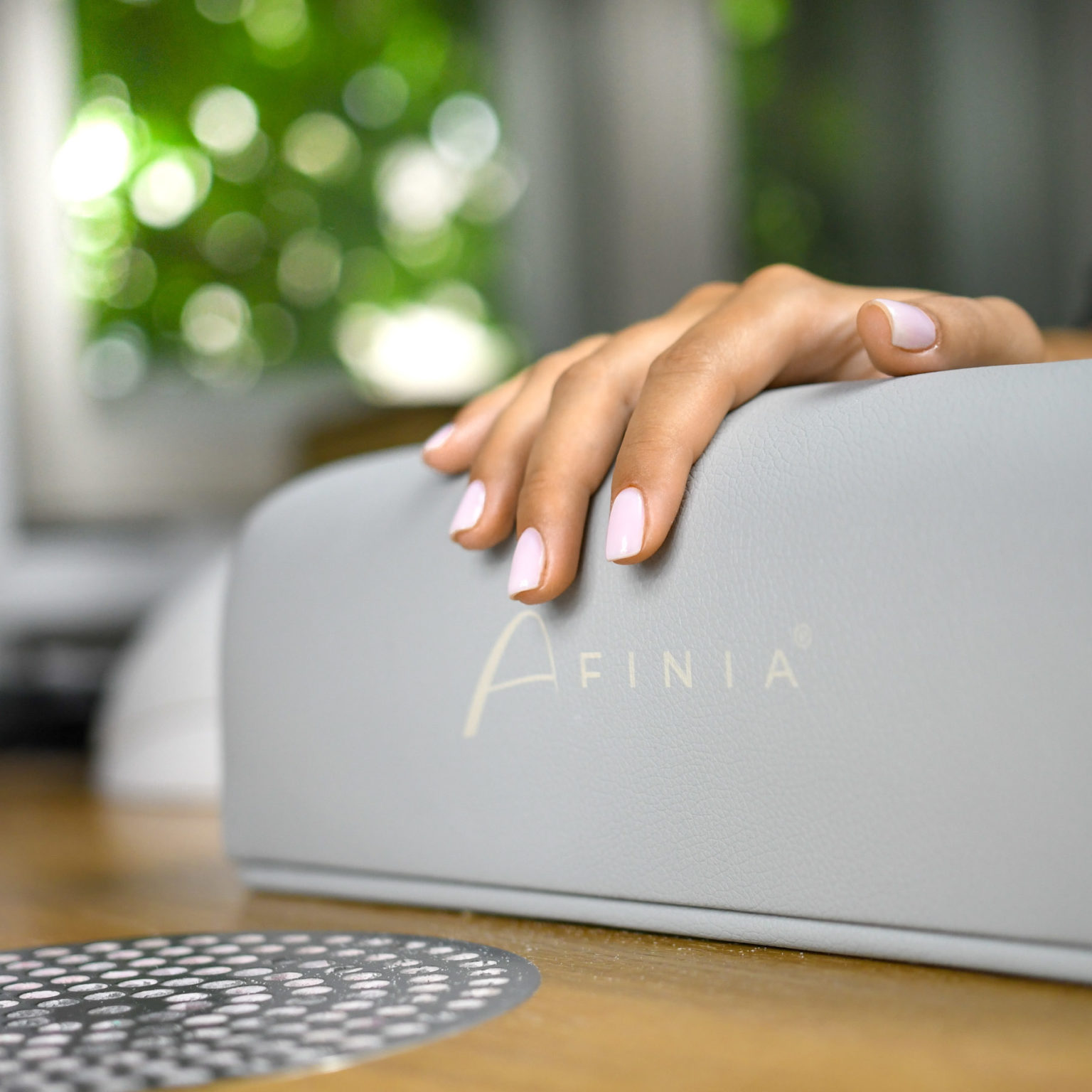 Foto-handstotte-lysegra-afinia-foto